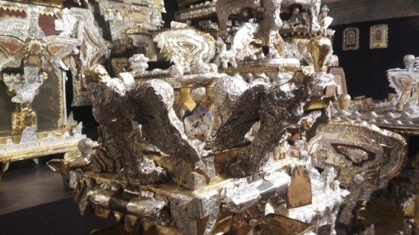 Yes, that's a drinking glass in the middle.